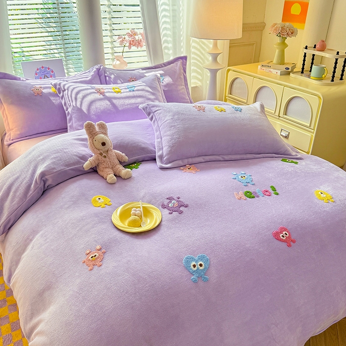 91家纺网 家纺一手货源 找家纺 雨菲家纺 2025新款高克重加厚简约毛巾绣花牛奶绒四件套 牛奶绒小精灵紫