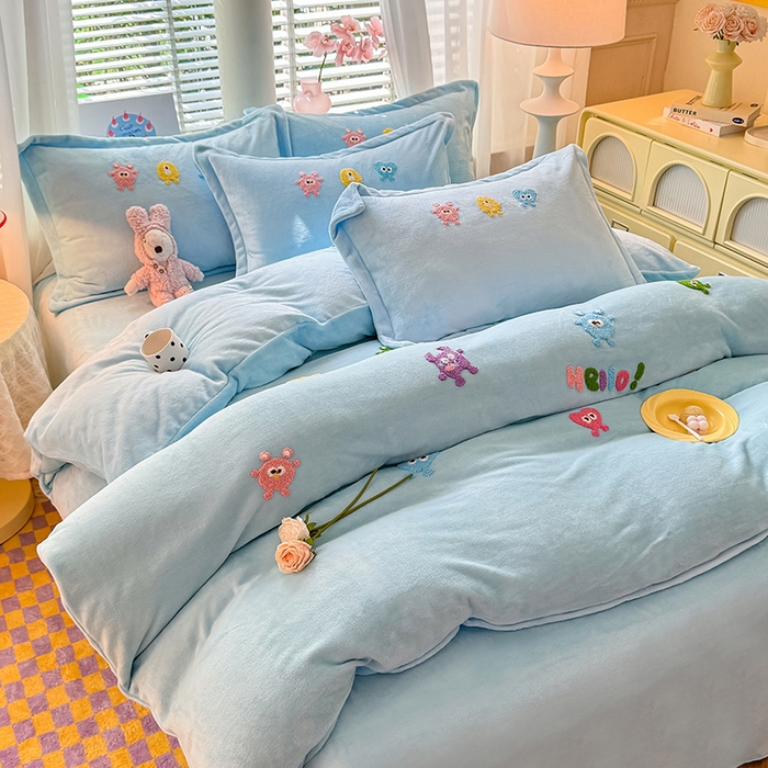 91家纺网 家纺一手货源 找家纺 雨菲家纺 2025新款高克重加厚简约毛巾绣花牛奶绒四件套 牛奶绒小精灵蓝