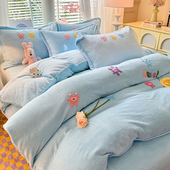 91家纺网 家纺一手货源 找家纺 雨菲家纺 2025新款高克重加厚简约毛巾绣花牛奶绒四件套 牛奶绒小精灵蓝