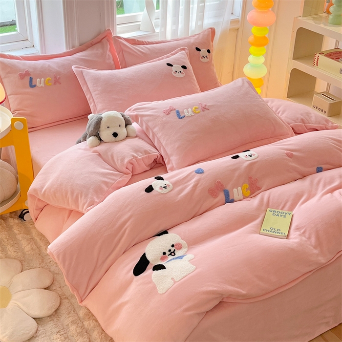 91家纺网 家纺一手货源 找家纺 雨菲家纺 2025新款高克重加厚简约毛巾绣花牛奶绒四件套 牛奶绒调皮狗粉