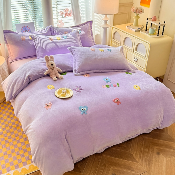 91家纺网 家纺一手货源 找家纺 雨菲家纺 2025新款高克重加厚简约毛巾绣花牛奶绒四件套 牛奶绒小精灵紫