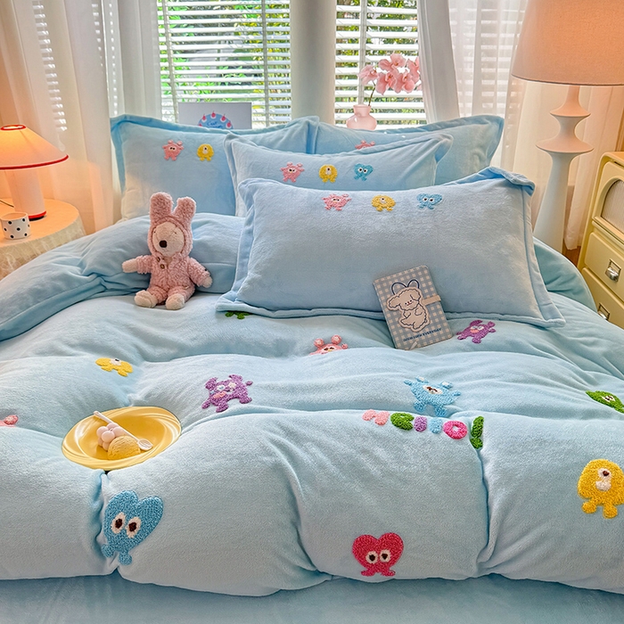 91家纺网 家纺一手货源 找家纺 雨菲家纺 2025新款高克重加厚简约毛巾绣花牛奶绒四件套 牛奶绒小精灵蓝