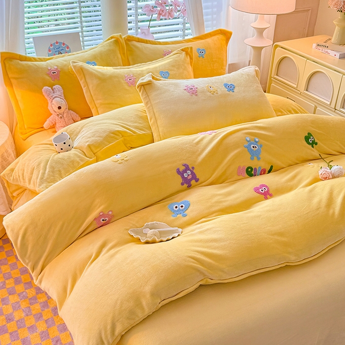 91家纺网 家纺一手货源 找家纺 雨菲家纺 2025新款高克重加厚简约毛巾绣花牛奶绒四件套 牛奶绒小精灵黄