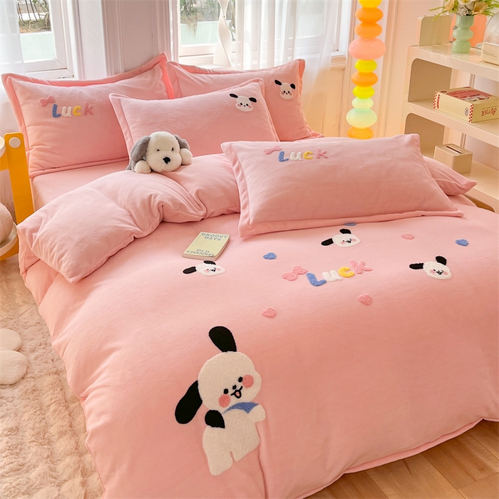 91家纺网 家纺一手货源 找家纺 雨菲家纺 2025新款高克重加厚简约毛巾绣花牛奶绒四件套 牛奶绒调皮狗粉