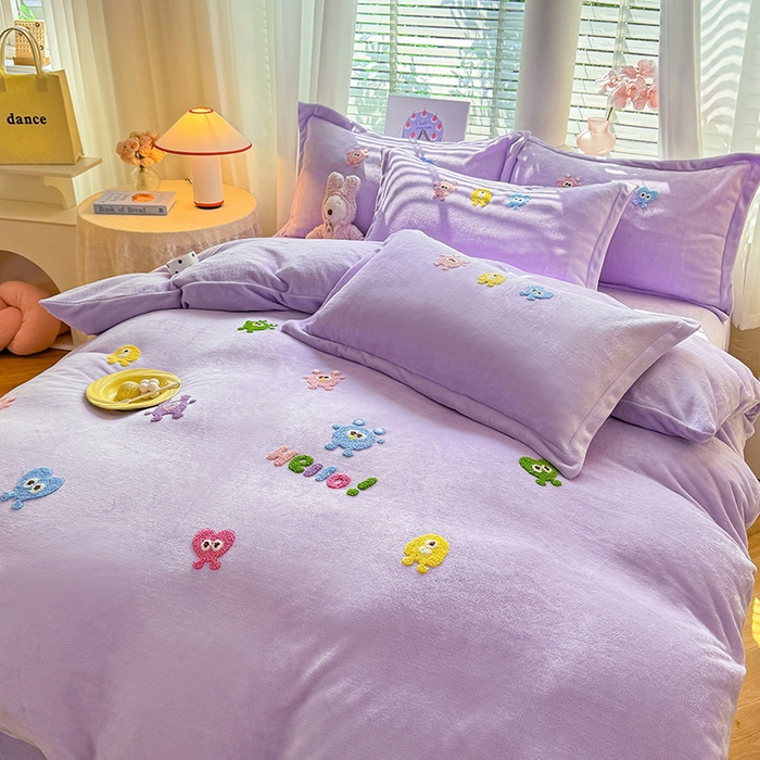 91家纺网 家纺一手货源 找家纺 雨菲家纺 2025新款高克重加厚简约毛巾绣花牛奶绒四件套 牛奶绒小精灵紫