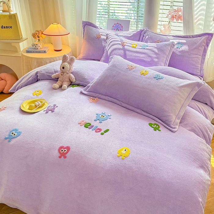 91家纺网 家纺一手货源 找家纺 雨菲家纺 2025新款高克重加厚简约毛巾绣花牛奶绒四件套 牛奶绒小精灵紫