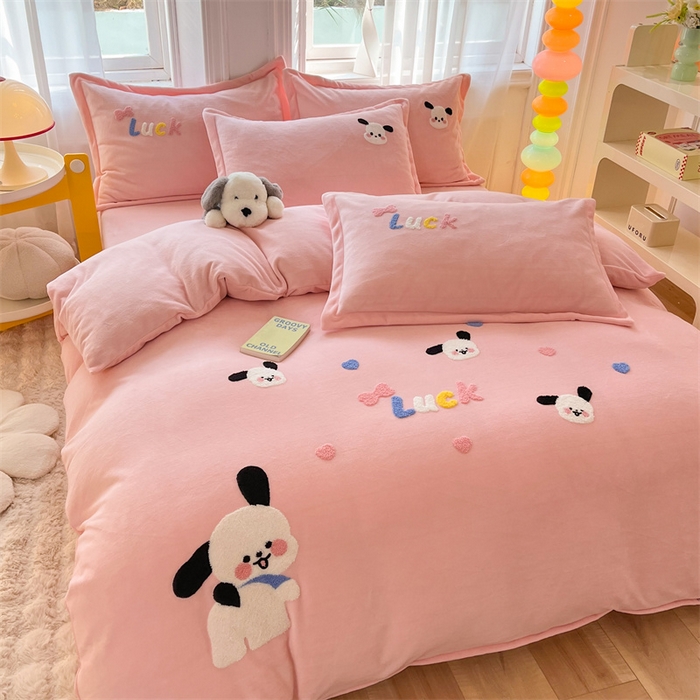 雨菲家纺 2025新款高克重加厚简约毛巾绣花牛奶绒四件套 牛奶绒调皮狗粉