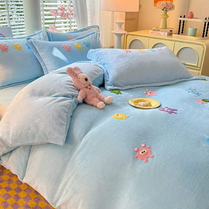 91家纺网 家纺一手货源 找家纺 雨菲家纺 2025新款高克重加厚简约毛巾绣花牛奶绒四件套 牛奶绒小精灵蓝