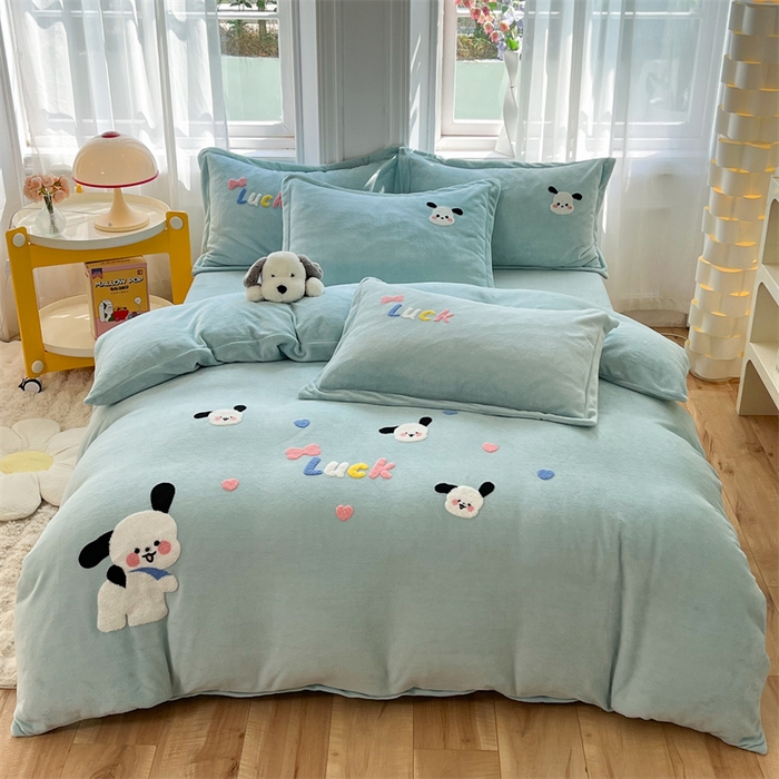 91家纺网 家纺一手货源 找家纺 雨菲家纺 2025新款高克重加厚简约毛巾绣花牛奶绒四件套 牛奶绒调皮狗绿