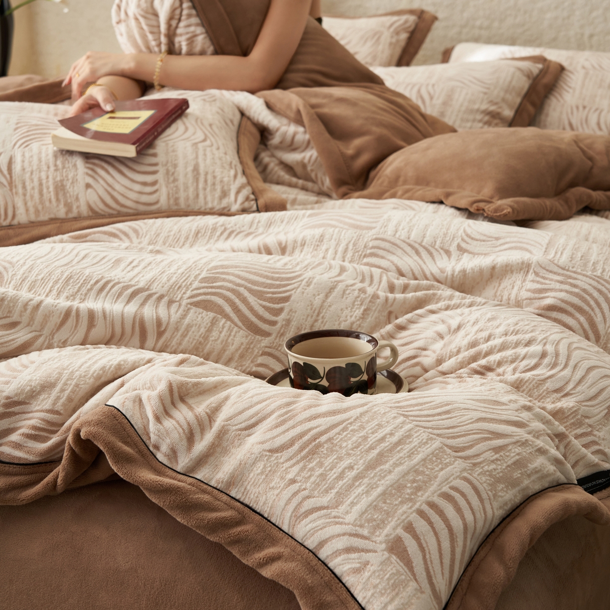 91家纺网 家纺一手货源 找家纺 子由家居 2025新款230g牛奶绒染色雕花可拆洗被套冬被 雕花被套-曲线肌理