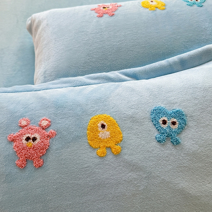 91家纺网 家纺一手货源 找家纺 雨菲家纺 2025新款高克重加厚简约毛巾绣花牛奶绒四件套 牛奶绒小精灵蓝