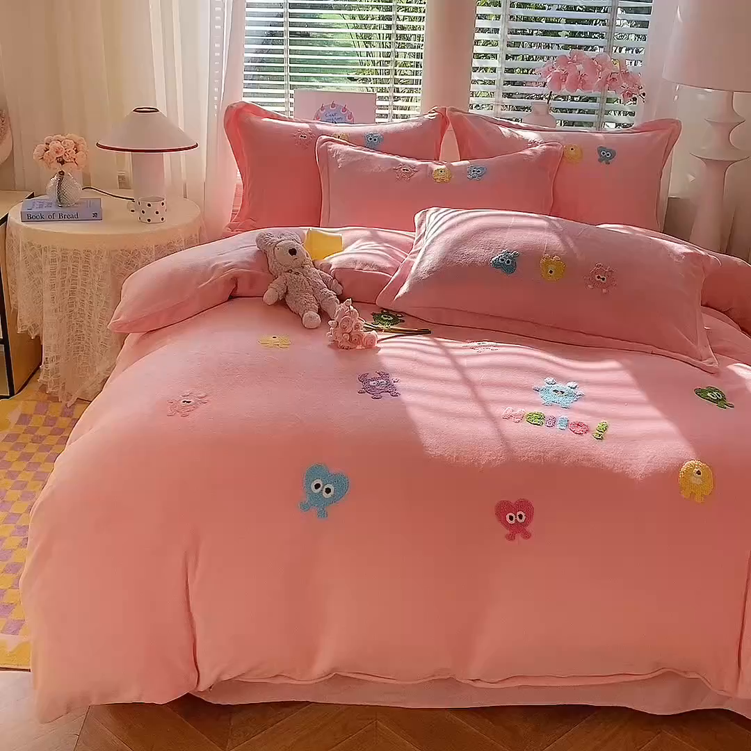 91家纺网 家纺一手货源 找家纺 雨菲家纺 2025新款高克重加厚简约毛巾绣花牛奶绒四件套 牛奶绒小精灵粉