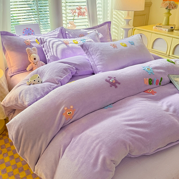 91家纺网 家纺一手货源 找家纺 雨菲家纺 2025新款高克重加厚简约毛巾绣花牛奶绒四件套 牛奶绒小精灵紫