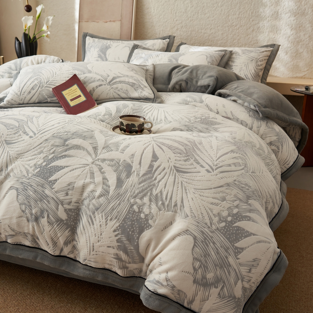 91家纺网 家纺一手货源 找家纺 子由家居 2025新款230g牛奶绒染色雕花可拆洗被套冬被 雕花被套-漫步花庭