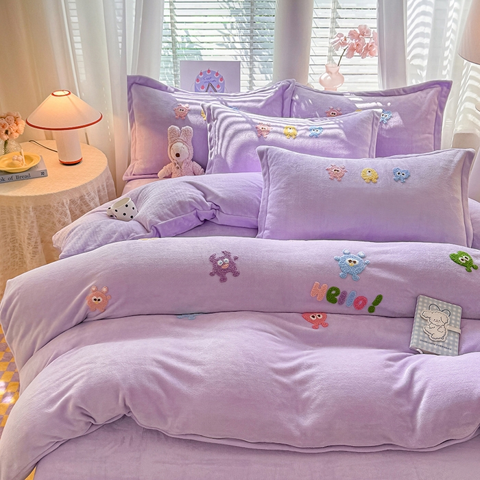 91家纺网 家纺一手货源 找家纺 雨菲家纺 2025新款高克重加厚简约毛巾绣花牛奶绒四件套 牛奶绒小精灵紫