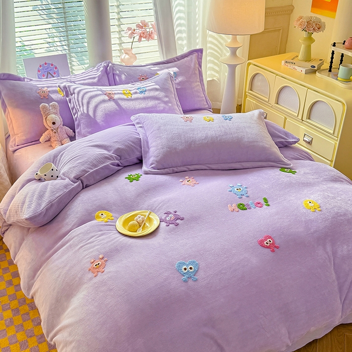 91家纺网 家纺一手货源 找家纺 雨菲家纺 2025新款高克重加厚简约毛巾绣花牛奶绒四件套 牛奶绒小精灵紫