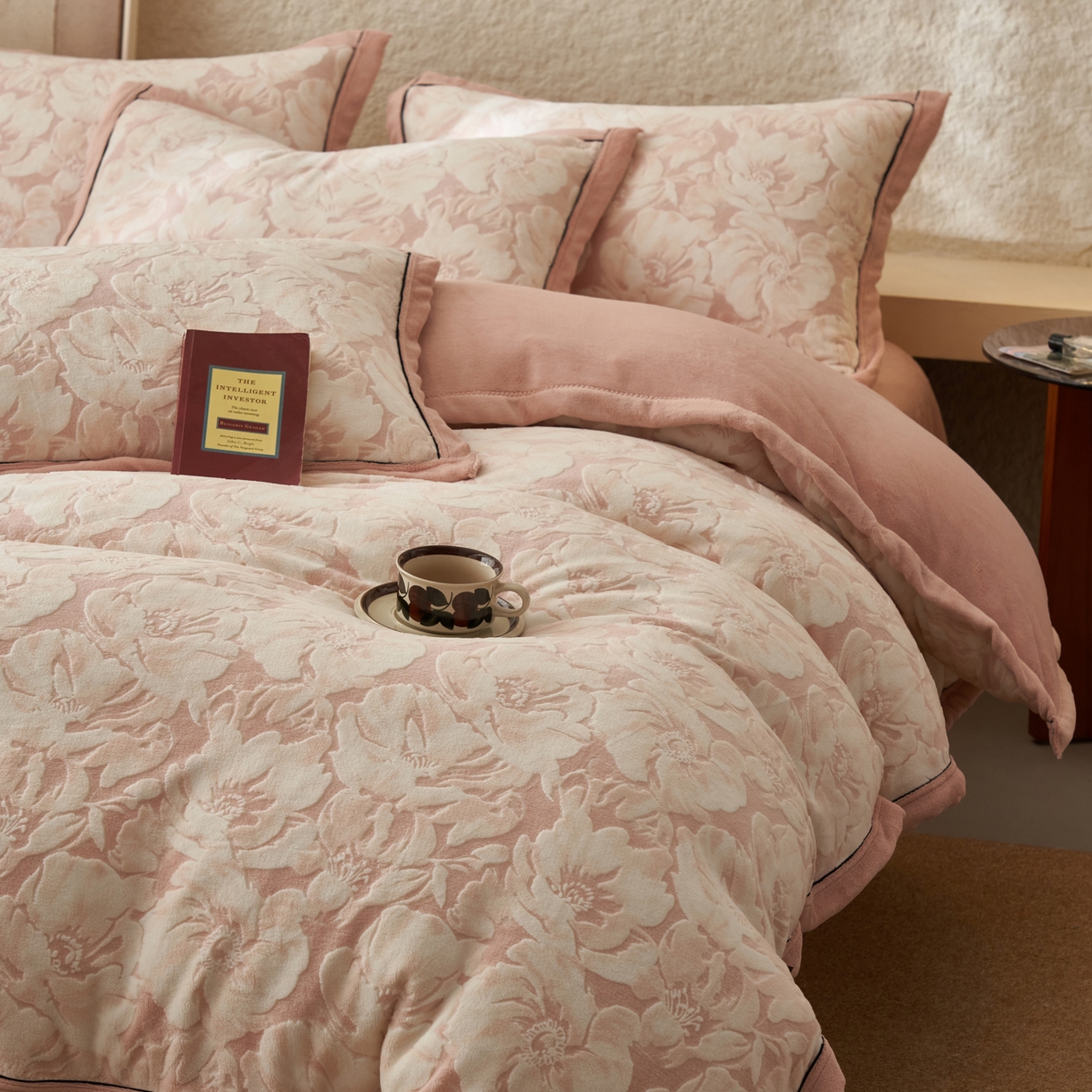 91家纺网 家纺一手货源 找家纺 子由家居 2025新款230g牛奶绒染色雕花可拆洗被套冬被 雕花被套-绽放