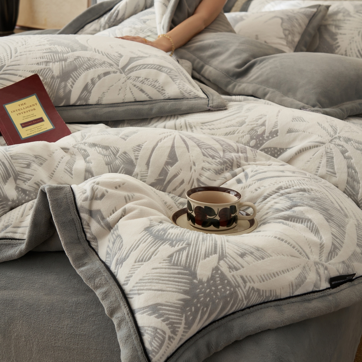 91家纺网 家纺一手货源 找家纺 子由家居 2025新款230g牛奶绒染色雕花可拆洗被套冬被 雕花被套-漫步花庭