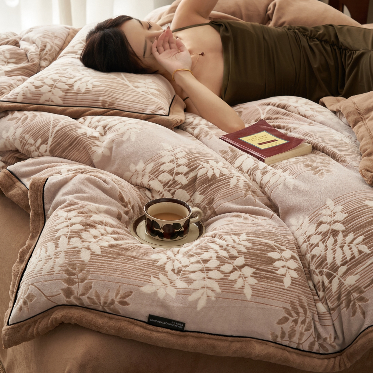 91家纺网 家纺一手货源 找家纺 子由家居 2025新款230g牛奶绒染色雕花可拆洗被套冬被 雕花被套-海棠