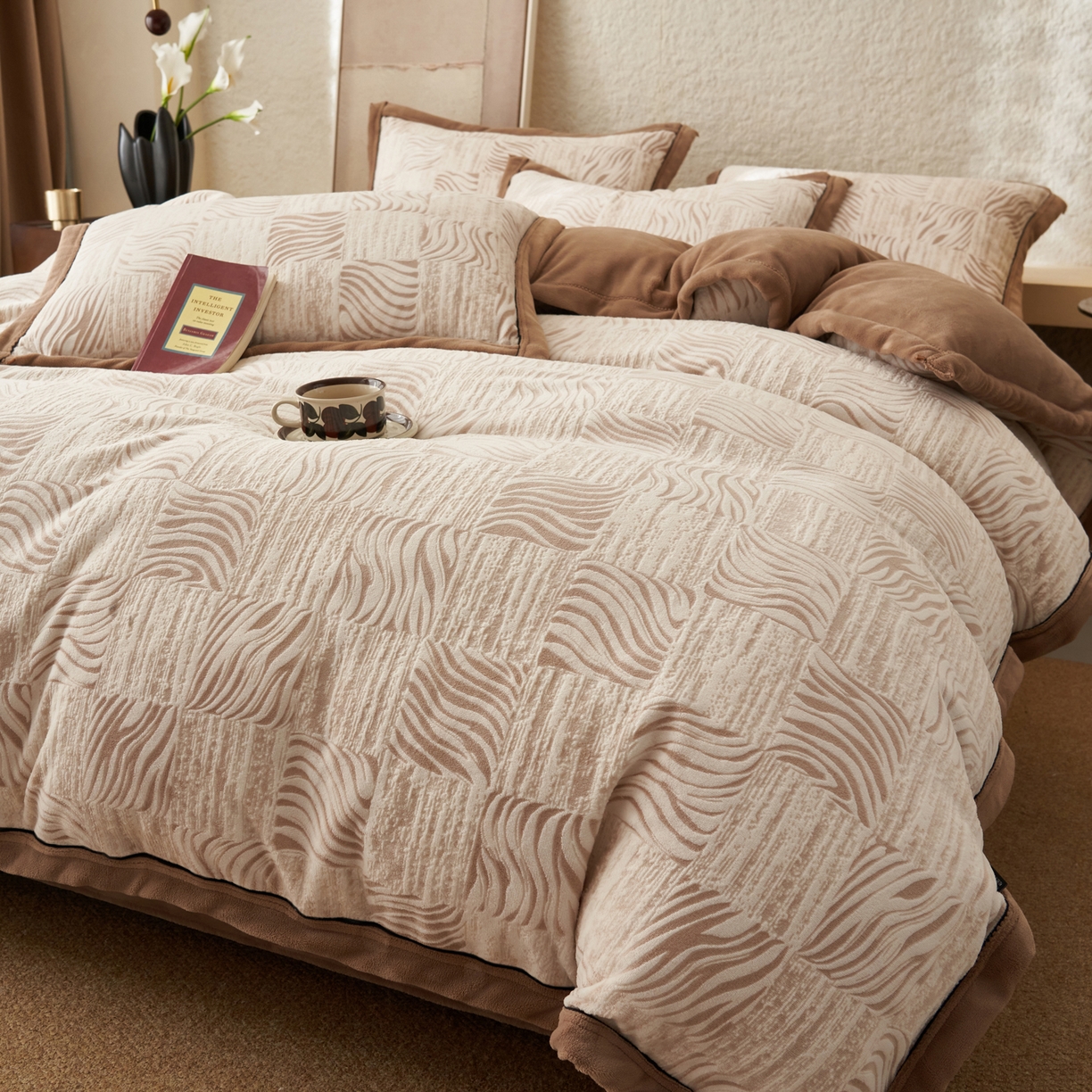 91家纺网 家纺一手货源 找家纺 子由家居 2025新款230g牛奶绒染色雕花可拆洗被套冬被 雕花被套-曲线肌理