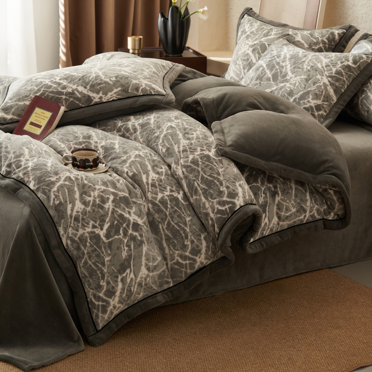 91家纺网 家纺一手货源 找家纺 子由家居 2025新款230g牛奶绒染色雕花可拆洗被套冬被 雕花被套-大理石纹