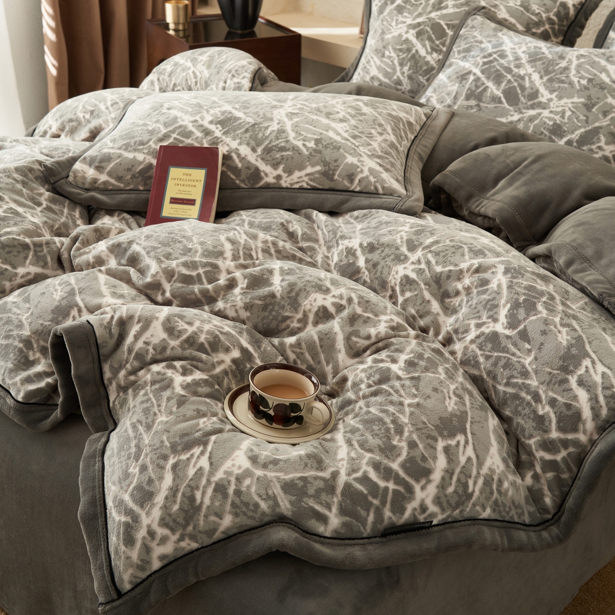 91家纺网 家纺一手货源 找家纺 子由家居 2025新款230g牛奶绒染色雕花可拆洗被套冬被 雕花被套-大理石纹