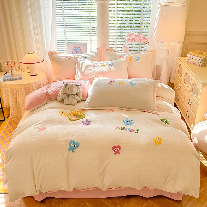 91家纺网 家纺一手货源 找家纺 雨菲家纺 2025新款高克重加厚简约毛巾绣花牛奶绒四件套 牛奶绒小精灵奶黄粉