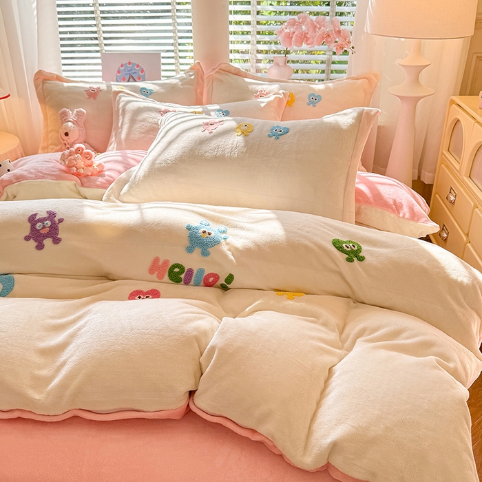 91家纺网 家纺一手货源 找家纺 雨菲家纺 2025新款高克重加厚简约毛巾绣花牛奶绒四件套 牛奶绒小精灵奶黄粉