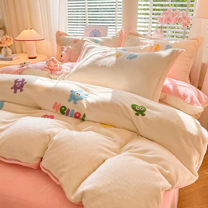 91家纺网 家纺一手货源 找家纺 雨菲家纺 2025新款高克重加厚简约毛巾绣花牛奶绒四件套 牛奶绒小精灵奶黄粉