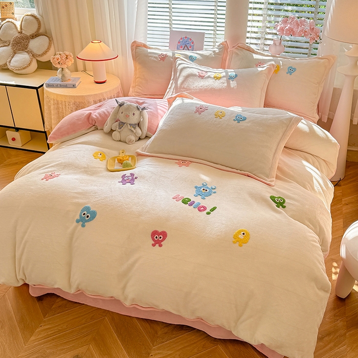 91家纺网 家纺一手货源 找家纺 雨菲家纺 2025新款高克重加厚简约毛巾绣花牛奶绒四件套 牛奶绒小精灵奶黄粉