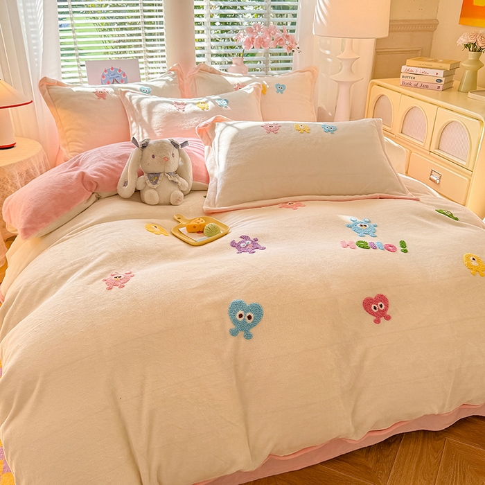 91家纺网 家纺一手货源 找家纺 雨菲家纺 2025新款高克重加厚简约毛巾绣花牛奶绒四件套 牛奶绒小精灵奶黄粉