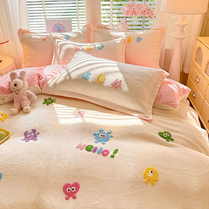 91家纺网 家纺一手货源 找家纺 雨菲家纺 2025新款高克重加厚简约毛巾绣花牛奶绒四件套 牛奶绒小精灵奶黄粉