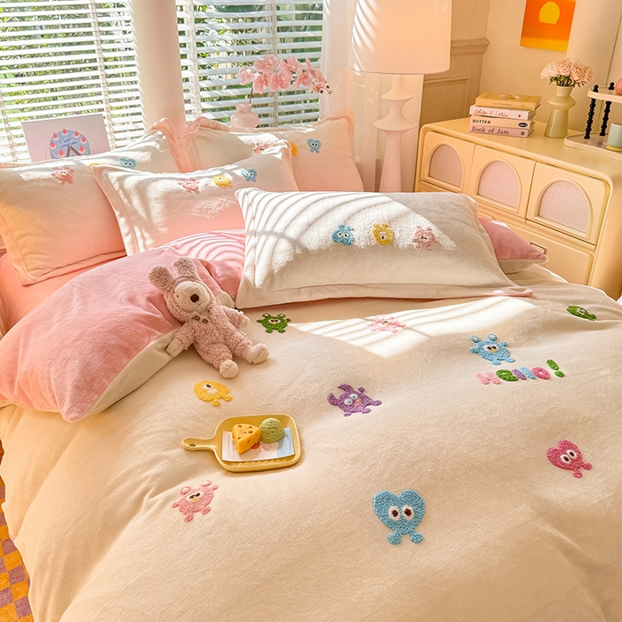 91家纺网 家纺一手货源 找家纺 雨菲家纺 2025新款高克重加厚简约毛巾绣花牛奶绒四件套 牛奶绒小精灵奶黄粉