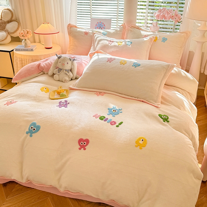 91家纺网 家纺一手货源 找家纺 雨菲家纺 2025新款高克重加厚简约毛巾绣花牛奶绒四件套 牛奶绒小精灵奶黄粉