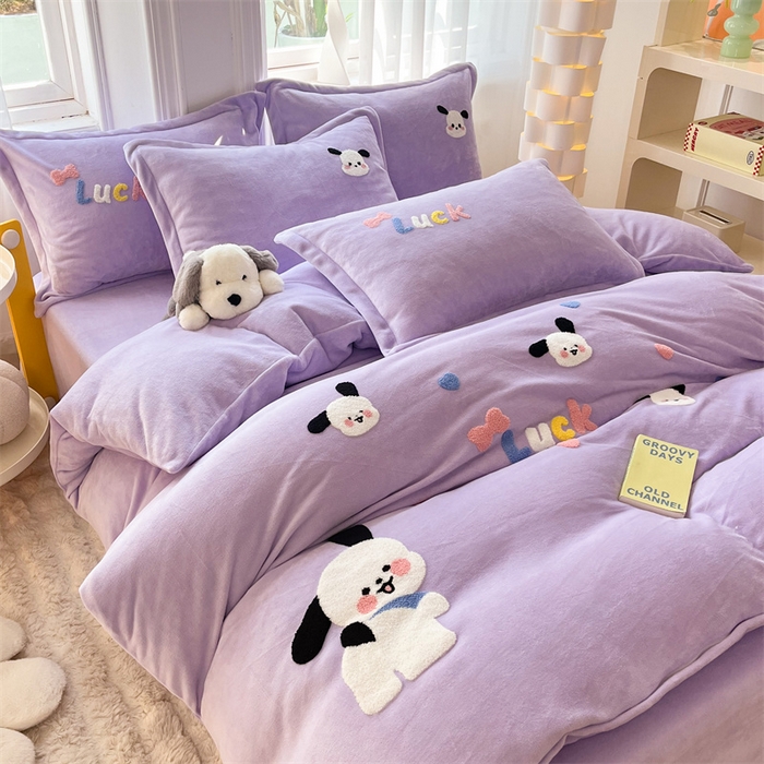 91家纺网 家纺一手货源 找家纺 雨菲家纺 2025新款高克重加厚简约毛巾绣花牛奶绒四件套 牛奶绒调皮狗紫