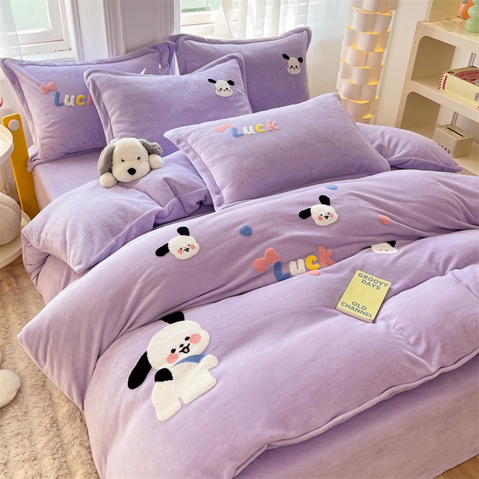 91家纺网 家纺一手货源 找家纺 雨菲家纺 2025新款高克重加厚简约毛巾绣花牛奶绒四件套 牛奶绒调皮狗紫