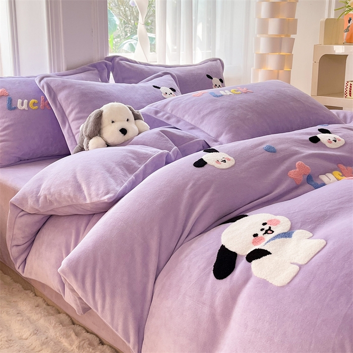 91家纺网 家纺一手货源 找家纺 雨菲家纺 2025新款高克重加厚简约毛巾绣花牛奶绒四件套 牛奶绒调皮狗紫