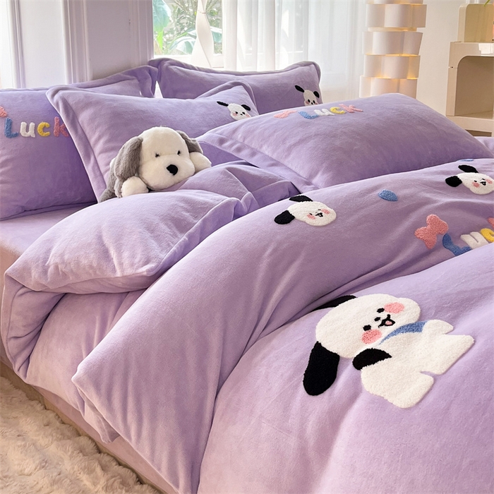 91家纺网 家纺一手货源 找家纺 雨菲家纺 2025新款高克重加厚简约毛巾绣花牛奶绒四件套 牛奶绒调皮狗紫