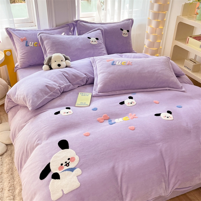 91家纺网 家纺一手货源 找家纺 雨菲家纺 2025新款高克重加厚简约毛巾绣花牛奶绒四件套 牛奶绒调皮狗紫