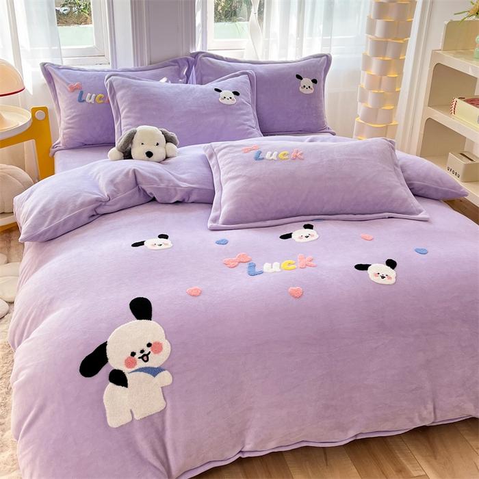 91家纺网 家纺一手货源 找家纺 雨菲家纺 2025新款高克重加厚简约毛巾绣花牛奶绒四件套 牛奶绒调皮狗紫