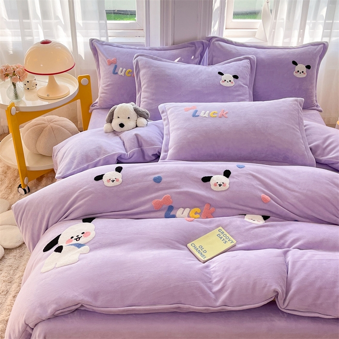 91家纺网 家纺一手货源 找家纺 雨菲家纺 2025新款高克重加厚简约毛巾绣花牛奶绒四件套 牛奶绒调皮狗紫