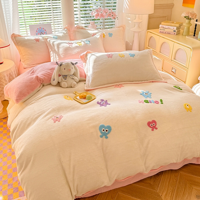 雨菲家纺 2025新款高克重加厚简约毛巾绣花牛奶绒四件套 牛奶绒小精灵奶黄粉