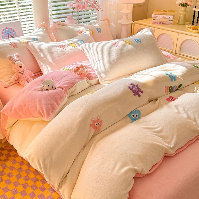 91家纺网 家纺一手货源 找家纺 雨菲家纺 2025新款高克重加厚简约毛巾绣花牛奶绒四件套 牛奶绒小精灵奶黄粉