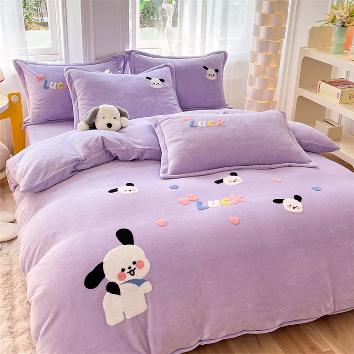 91家纺网 家纺一手货源 找家纺 雨菲家纺 2025新款高克重加厚简约毛巾绣花牛奶绒四件套 牛奶绒调皮狗紫