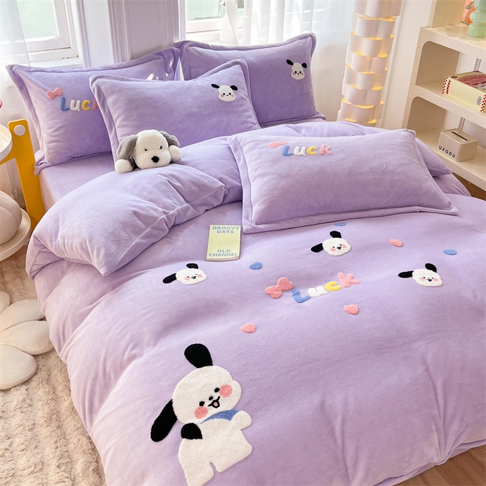 91家纺网 家纺一手货源 找家纺 雨菲家纺 2025新款高克重加厚简约毛巾绣花牛奶绒四件套 牛奶绒调皮狗紫