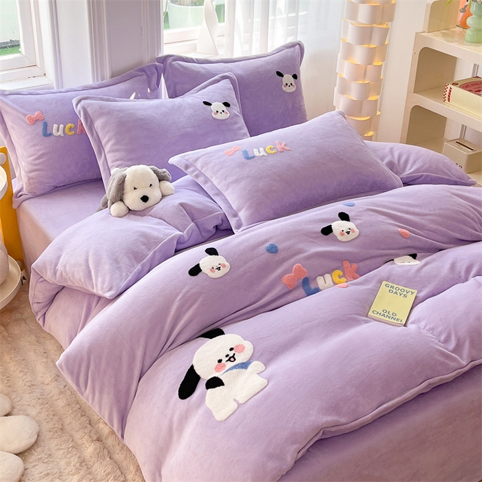 91家纺网 家纺一手货源 找家纺 雨菲家纺 2025新款高克重加厚简约毛巾绣花牛奶绒四件套 牛奶绒调皮狗紫