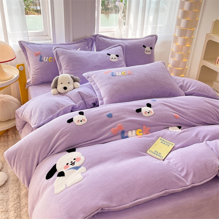 91家纺网 家纺一手货源 找家纺 雨菲家纺 2025新款高克重加厚简约毛巾绣花牛奶绒四件套 牛奶绒调皮狗紫