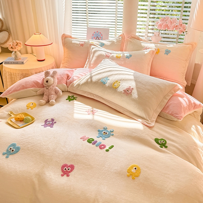 91家纺网 家纺一手货源 找家纺 雨菲家纺 2025新款高克重加厚简约毛巾绣花牛奶绒四件套 牛奶绒小精灵奶黄粉