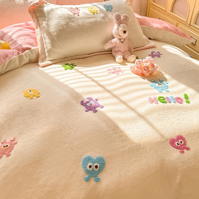 91家纺网 家纺一手货源 找家纺 雨菲家纺 2025新款高克重加厚简约毛巾绣花牛奶绒四件套 牛奶绒小精灵奶黄粉