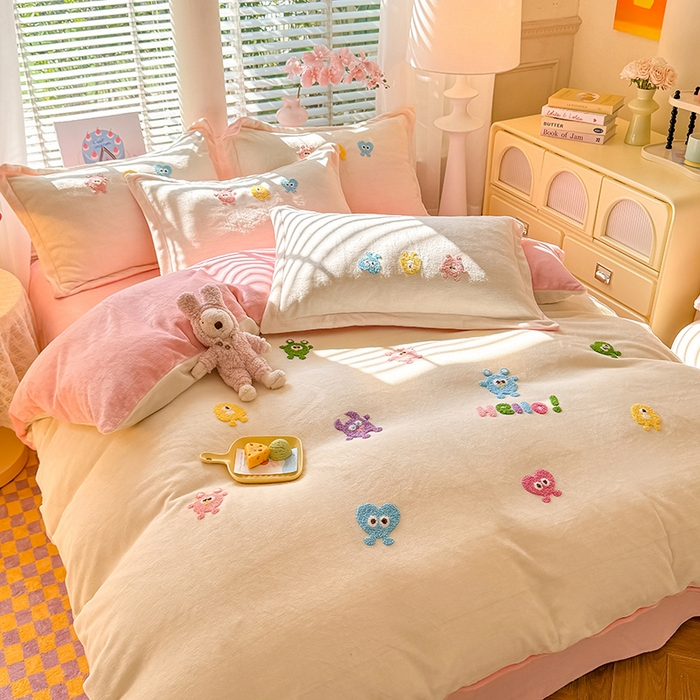 91家纺网 家纺一手货源 找家纺 雨菲家纺 2025新款高克重加厚简约毛巾绣花牛奶绒四件套 牛奶绒小精灵奶黄粉